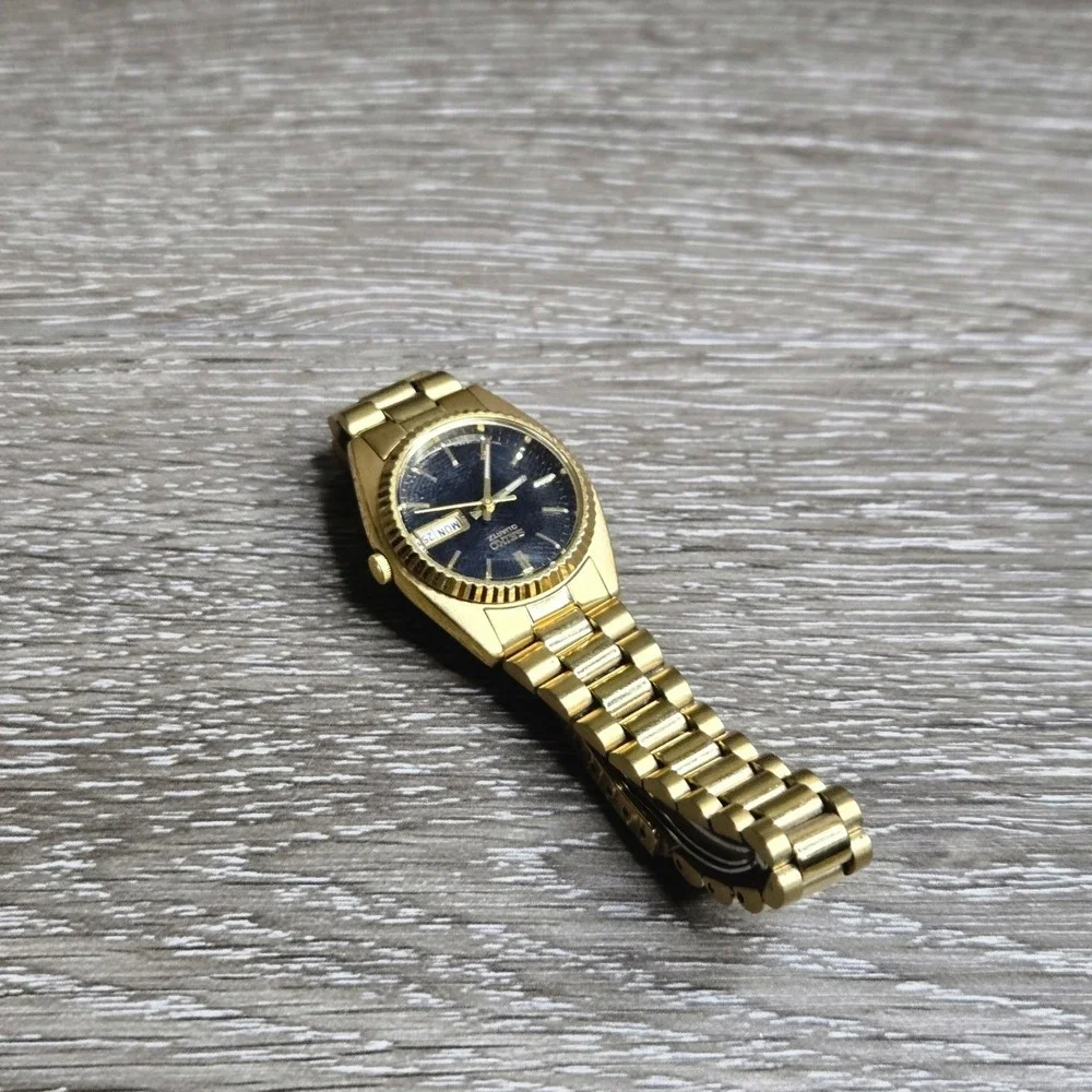 Seiko Quartz Women's Gold Tone Watch Black Dial Day Date Fluted Bezel 7N83-006M